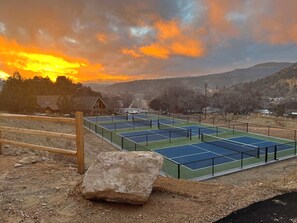 Sport court - Glass Star Gazing Bedroom Cabin Near Zion & Bryce (Orderville)