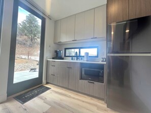 Réfrigérateur, micro-ondes, plaque de cuisson, cafetière/bouilloire