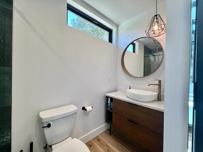 Ducha, secador de pelo y toallas