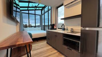 Een koelkast, een microgolfoven, een kookplaat