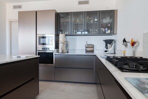 Frigorifero, microonde, forno, lavastoviglie