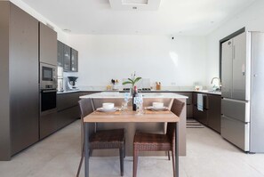 Réfrigérateur, micro-ondes, four, lave-vaisselle