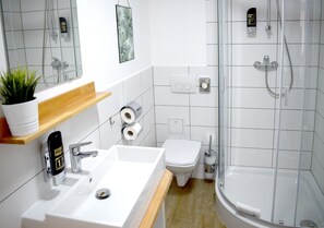 Kamar Single Comfort | Kamar mandi | Shower, pengering rambut, handuk, dan sabun