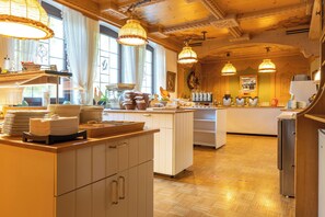 Petit déjeuner buffet (9.00 EUR par personne)