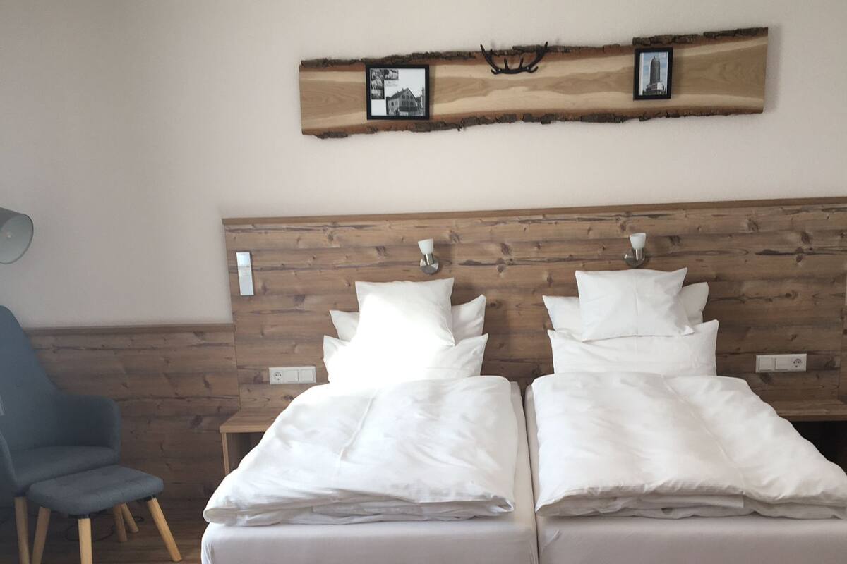 Basic-Doppel- oder -Zweibettzimmer