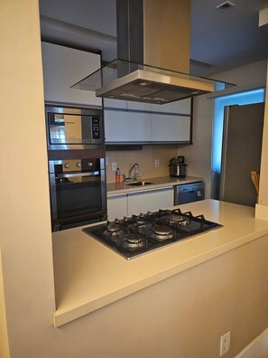 Réfrigérateur, micro-ondes, four, plaque de cuisson