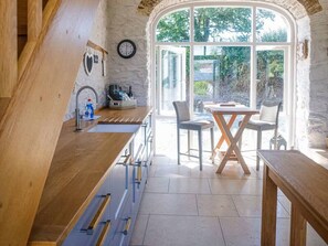 المنشأة من الداخل