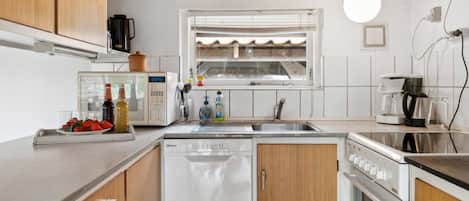 Geladeira, micro-ondas, fogão, lava-louças