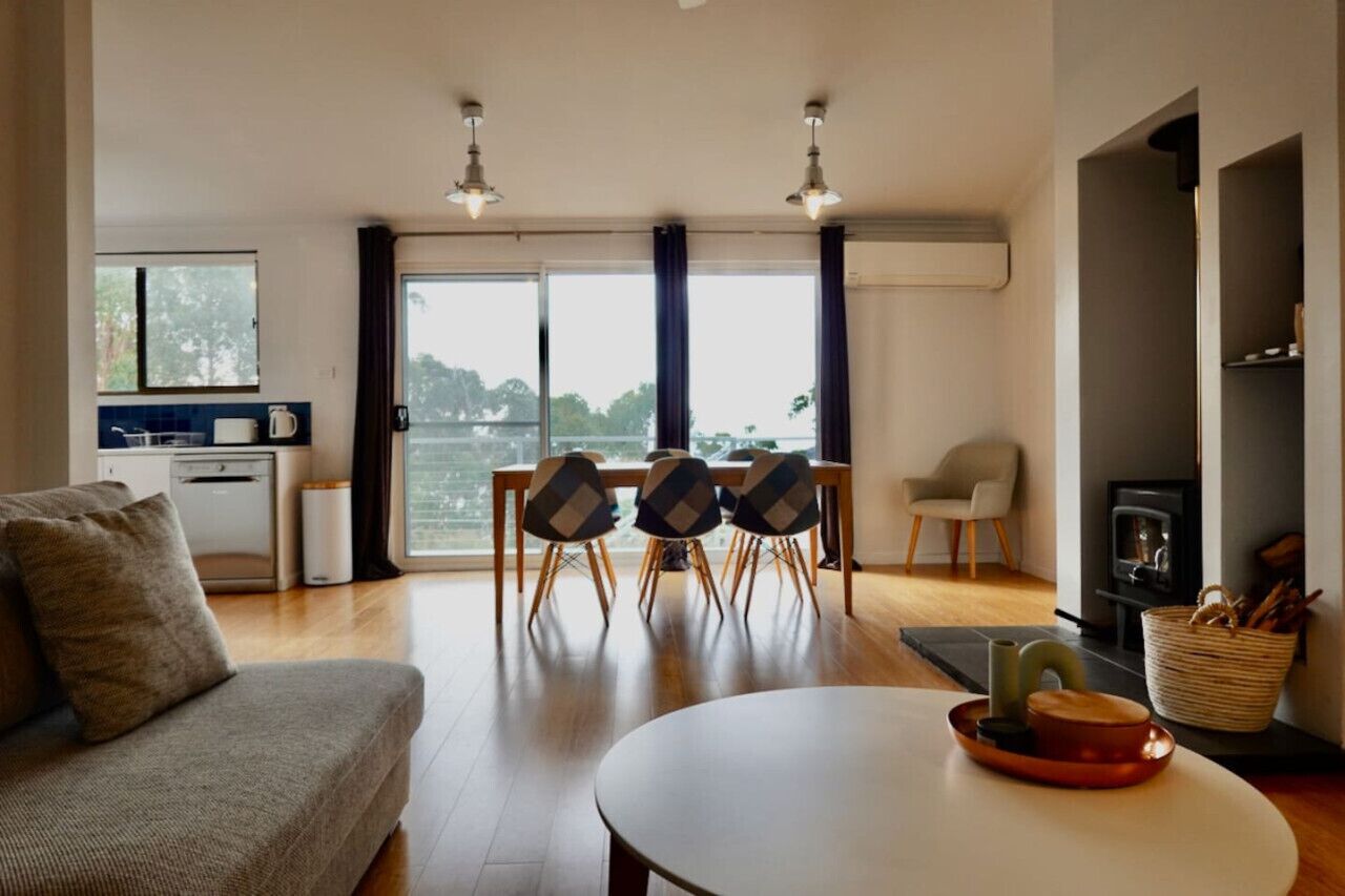 Smart-tv, eldstad och dvd-spelare