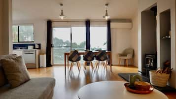 Smart-tv, eldstad och dvd-spelare