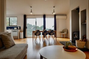 Smart TV, fireplace, DVD player - High View House - Pirates Bay Views (Eaglehawk Neck)