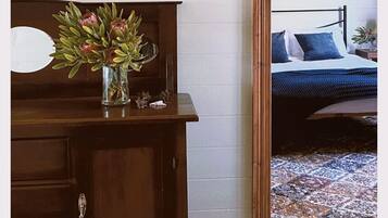 3 slaapkamers, een bureau, een strijkplank/strijkijzer, reisbedje