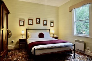 3 habitaciones, escritorio y tabla de planchar con plancha 