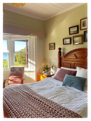 3 habitaciones, escritorio y tabla de planchar con plancha 