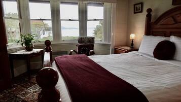 3 bedrooms, desk, iron/ironing board, travel cot