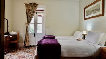 3 quartos, escrivaninha, ferros/tábuas de passar roupa, berço de viagem