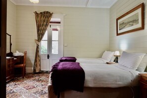 3 chambres, bureau, fer et planche à repasser, lit parapluie