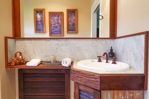 Secador de pelo, toallas