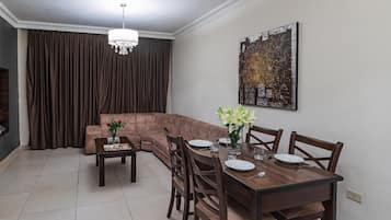 Royal-Apartment | Wohnbereich | Smart-TV