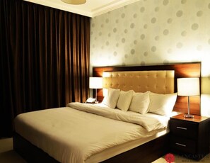 Deluxe-huoneisto, 1 makuuhuone, kaupunkinäköala | Työpöytä, äänieristys, ilmainen Wi-Fi