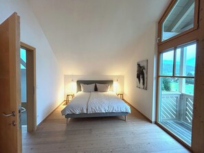 4 bedrooms, iron/ironing board, Internet