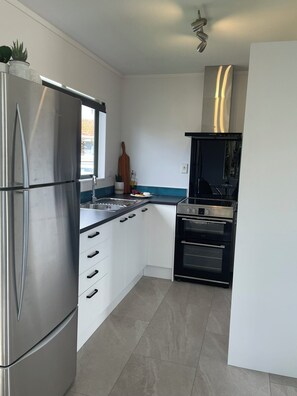 Fridge, microwave, oven, stovetop - Make Memories at Cook Drive. Space to play and park the boat. Centrally located. (Whitianga)