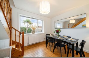 House | 3 bedrooms - Taigh Tatha - Stylish 3 bed Home (Dundee)