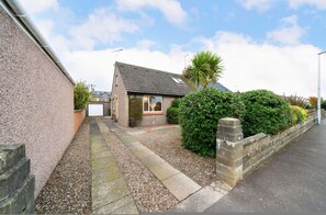 House | 3 bedrooms - Taigh Tatha - Stylish 3 bed Home (Dundee)