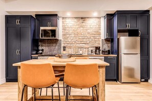 Fridge, microwave, oven, stovetop - Parliament Views | Historic Stone Apartment in Old Quebec (Québec)