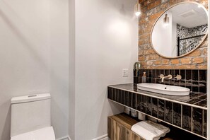 Douche, sèche-cheveux, serviettes fournies