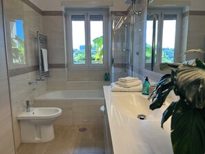 吹风机、坐浴桶、毛巾、肥皂