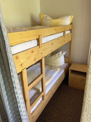 1 Schlafzimmer, Reisekinderbett, Bettwäsche
