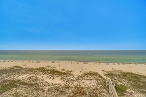 På stranden