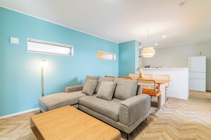 Villa, Nichtraucher, eigener Pool (Onna 8A , Renovated, 4LDK,120sqm) | Wohnbereich | Flachbildfernseher