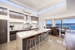 Fridge, stovetop, dishwasher