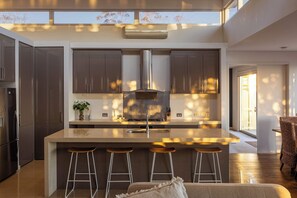 Fridge, stovetop, dishwasher