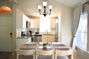 Køleskab, mikrobølgeovn, ovn, kogeplade