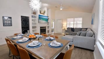 スマートテレビ、暖炉、卓球台、書庫