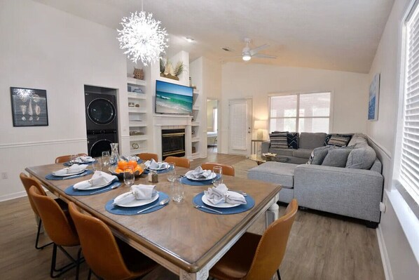 Smart-TV, Kamin, Tischtennisplatte, Bücher