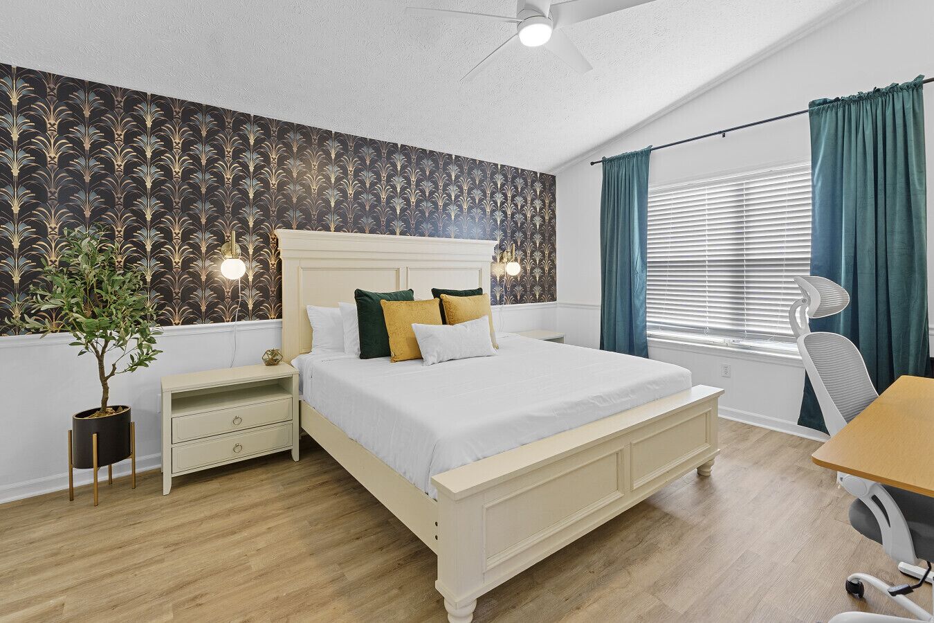 3 bedrooms, desk, iron/ironing board, travel crib