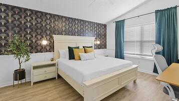 3 kamar tidur, meja kerja, setrika/meja setrika, dan tempat tidur bayi