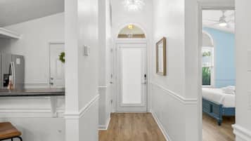 3 室のベッドルーム、デスク、アイロン / アイロン台、旅行用ベビーベッド