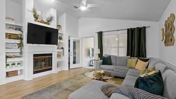 Smart TV, chimenea, tenis de mesa y libros