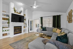 TV connectée, cheminée, table de tennis de table, livres