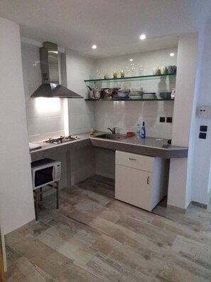 Jääkaappi, mikroaaltouuni, liesi