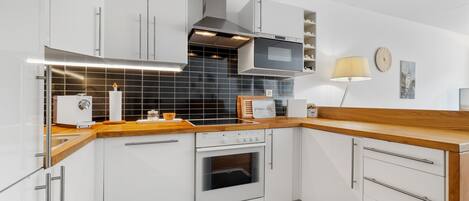 Kühlschrank, Mikrowelle, Ofen, Geschirrspüler