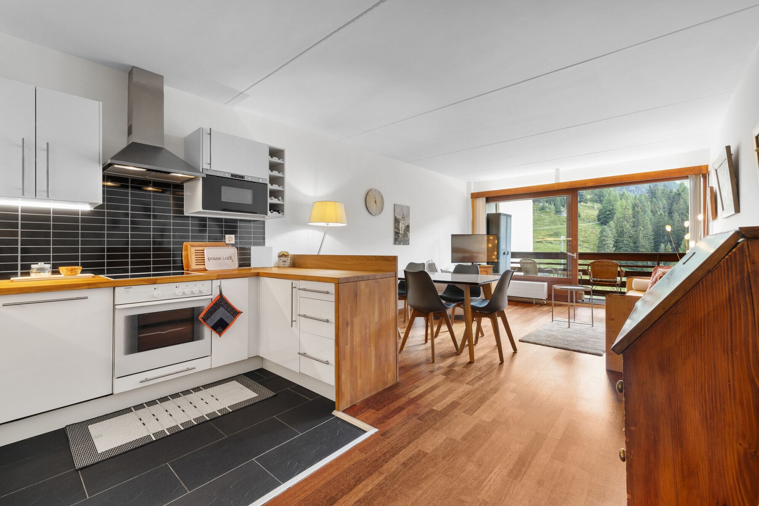 Kühlschrank, Mikrowelle, Ofen, Geschirrspüler