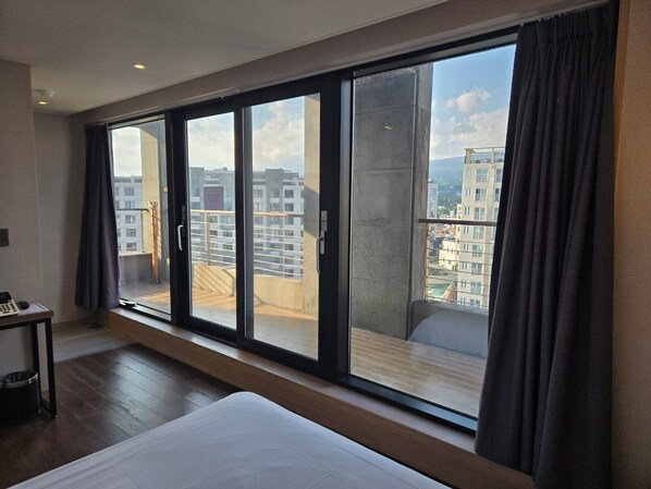 Deluxe Room, 1 Queen Bed, Mountain View | Terrace/patio - Vistacay CHEONJIYEON (Seogwipo)