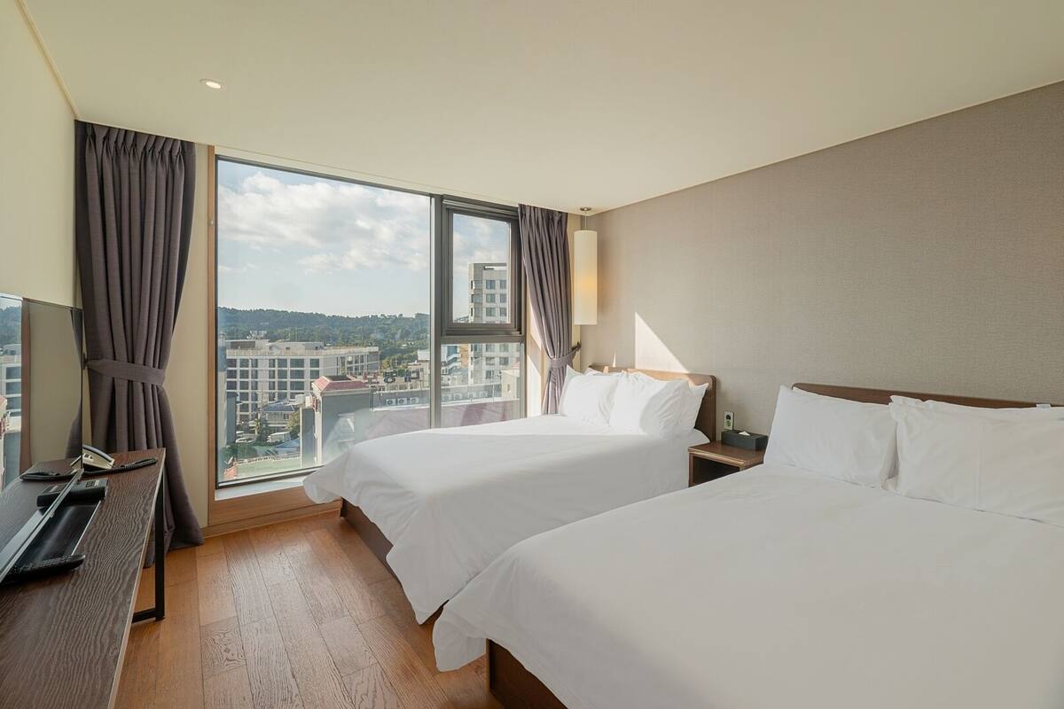 Phòng 2 giường đơn Deluxe, quang cảnh núi | Truy cập Internet không dây miễn phí