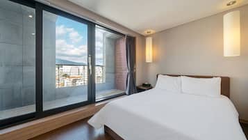 Deluxe Room, 1 Queen Bed, Mountain View | Free WiFi